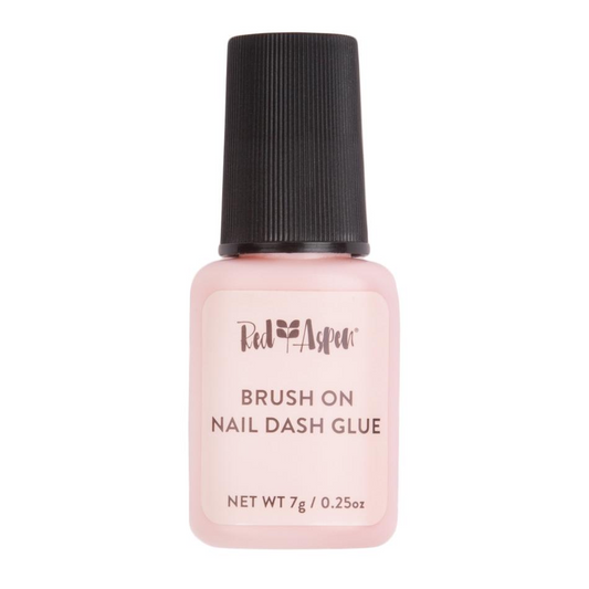 The Brush On Nail Dash Glue comes with 7g of adhesive and offers seamless application thanks to the fine-bristled brush