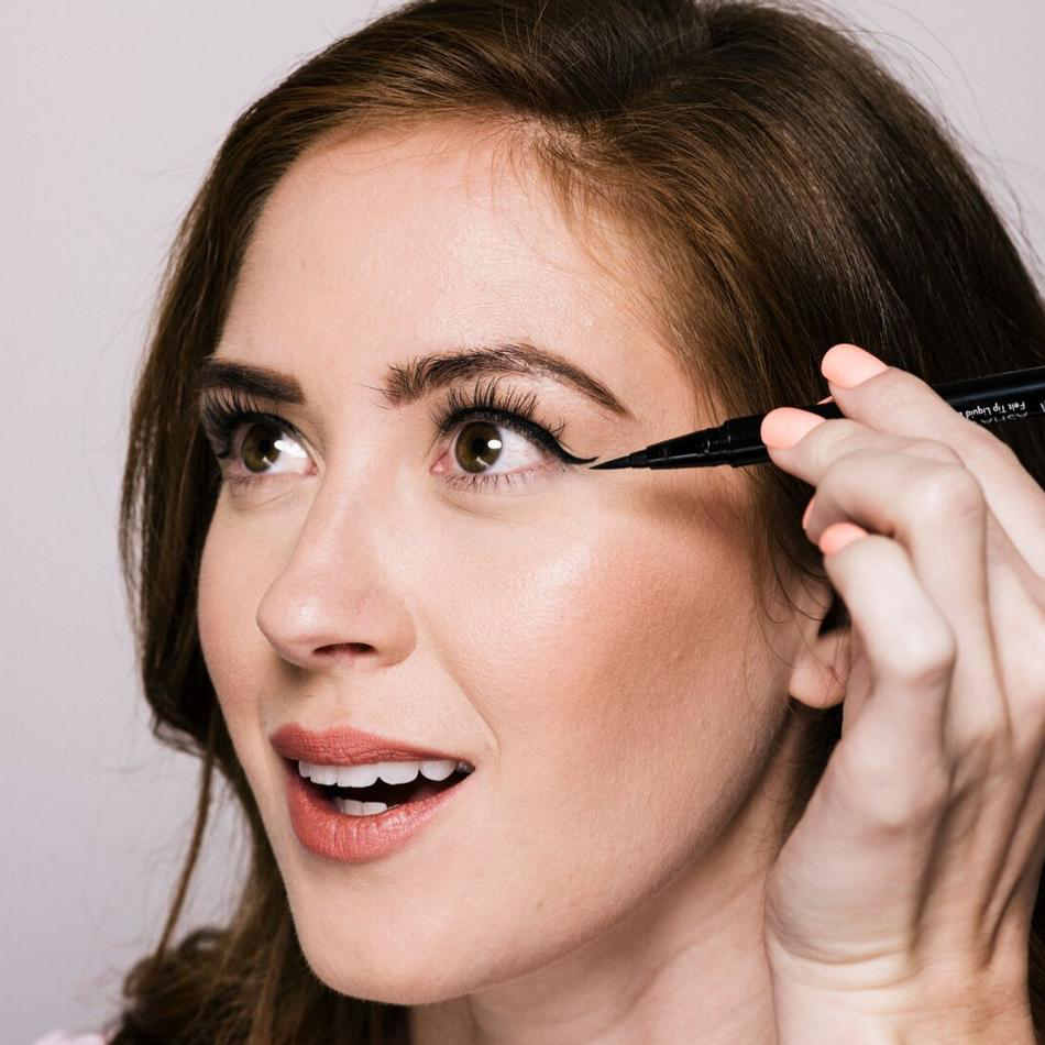 A liquid eyeliner with a flexible felt-tip precision brush for ultimate line control and color release. What it does: Achieve delicately thin or dramatically bold lines packed with rich pigment.